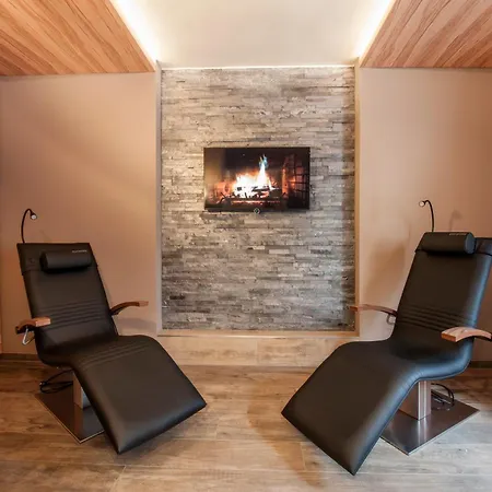 Hotel Weinberg Gmbh 4*